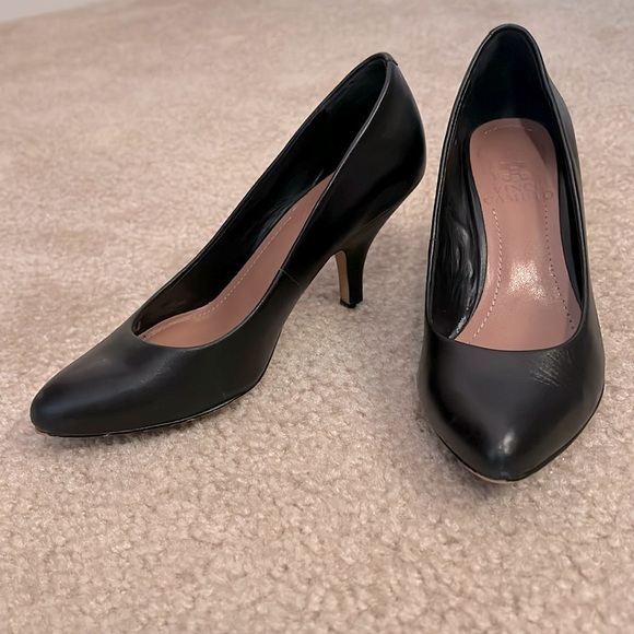 Vince Camuto, black leather kitten heels, size 4 - Picture 1 of 4